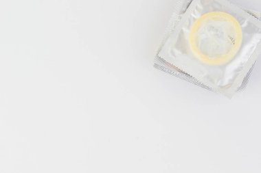 Beyaz arka plan üzerinde izole prezervatif.