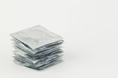 Beyaz arka plan üzerinde izole prezervatif.