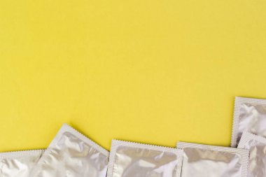 Prezervatif sarı bir arka plan üzerinde