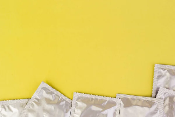 Презервативи на жовтому тлі — стокове фото