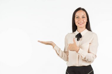 Genç güzel kadın Puan nesneye sol / sağ. 