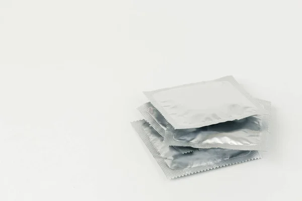 Preservativos isolados sobre fundo branco . — Fotografia de Stock