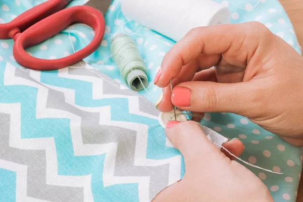 Kumaş bez ile çalışırken bir terzi'nın el bir fotoğraf