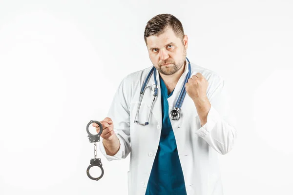 Seorang dokter dalam jas lab putih dengan stetoskop memegang handcu — Stok Foto