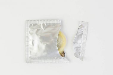 Beyaz arka plan üzerinde izole prezervatif.