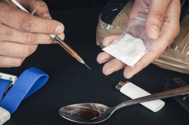 Toz cocai ile bir plastik torba avucunda tutan erkek el