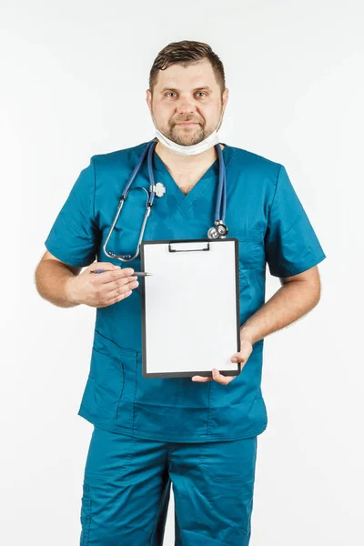 Jovem médico segurando um banner em branco nas mãos do espaço de cópia f — Fotografia de Stock