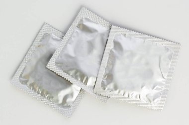Beyaz arka plan üzerinde izole prezervatif.