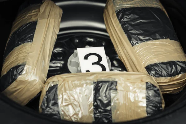 Ett paket av narkotika hittades i reservhjulet av bilen. Droger — Stockfoto