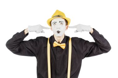 Genç aktör, bir pandomim, ellerini arkasına onun kulaklarını kapatır o