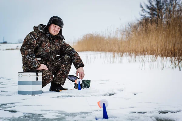 Kış gölde buz balıkçı.