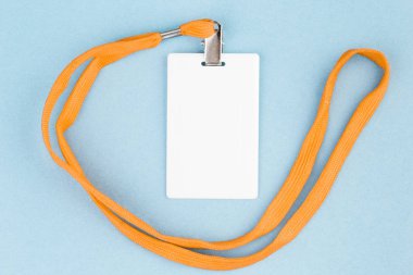 Boş kimlik kartı / mavi bir arka plan üzerinde bir turuncu kemer simgesiyle. 