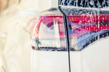 Sabunla oto yıkama.