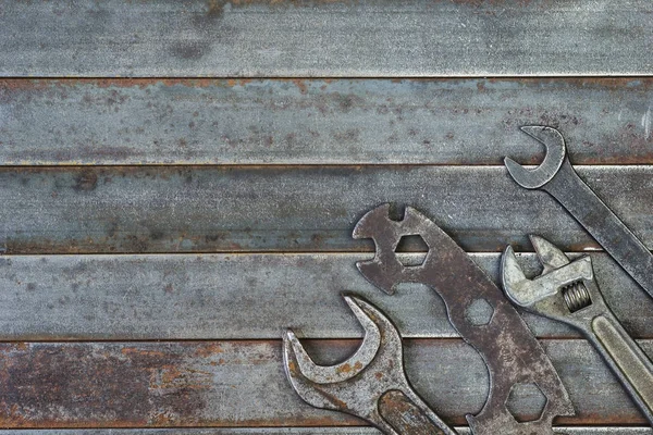 Skiftnycklar på en gammal rostig metall bakgrund. — Stockfoto