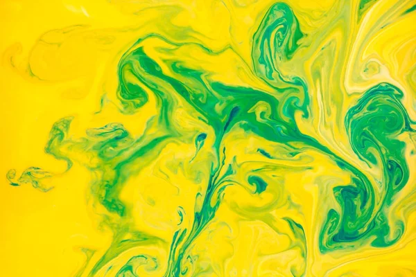 Abstrakta färger, bakgrunder och texturer. Karamellfärg i mjölken — Stockfoto