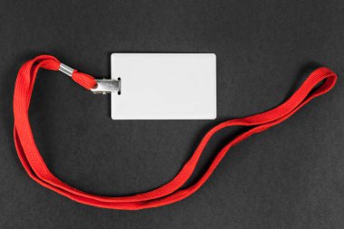 Boş kartı kimliği / simgesi portakal ile kemer üzerinde siyah bir arka plan. 