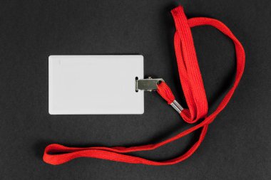 Boş kartı kimliği / simgesi portakal ile kemer üzerinde siyah bir arka plan. 