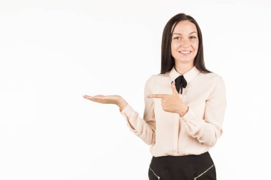 Genç güzel kadın Puan nesneye sol / sağ. 