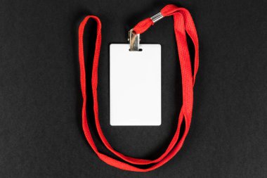 Boş kartı kimliği / simgesi portakal ile kemer üzerinde siyah bir arka plan. 