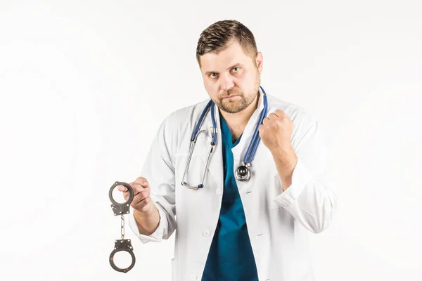 Ένας γιατρός σε ένα λευκό εργαστήριο παλτό με ένα στηθοσκόπιο κατέχει το handcu — Φωτογραφία Αρχείου