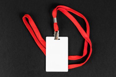 Boş kartı kimliği / simgesi portakal ile kemer üzerinde siyah bir arka plan. 