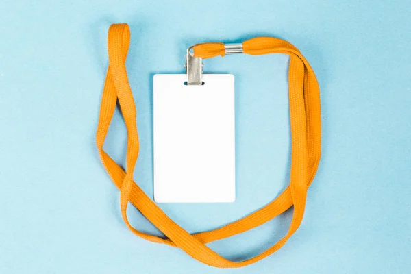 Leere Ausweiskarte / Symbol mit orangefarbenem Gürtel, auf blauem Hintergrund. — Stockfoto