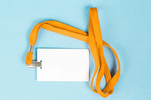 Tarjeta de identificación vacía / icono con cinturón naranja, sobre fondo azul . — Foto de Stock