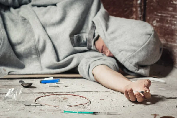 Hand addict and syringe with heroin lying on the floor. The conc — Stock Photo, Image