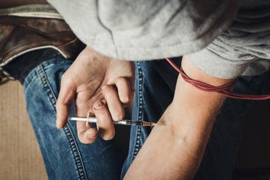 Eylem bir şırınga adam bağımlısı. Uyuşturucu kavramı bir