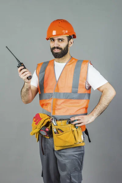 Construtor Sírio Com Walkie Talkie Nas Mãos Fundo Cinza — Fotografia de Stock