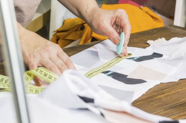 Moda tasarım yakın çekim. eller tebeşir ile Tasarımcısı.