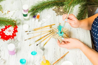 Noel süsleri, toplar, oyuncak ve hediye kutuları üzerinde eski bir ahşap