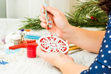 Noel süsleri, toplar, oyuncak ve hediye kutuları üzerinde eski bir ahşap