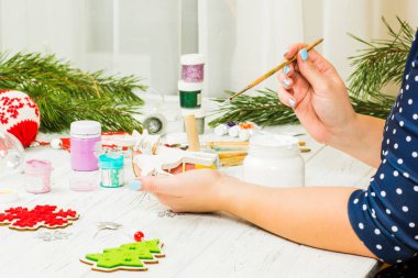 Noel süsleri, toplar, oyuncak ve hediye kutuları üzerinde eski bir ahşap