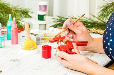 Noel süsleri, toplar, oyuncak ve hediye kutuları üzerinde eski bir ahşap