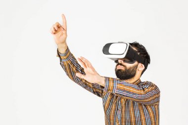 Beyaz bir arka plan üzerinde sanal gözlüklü adam.