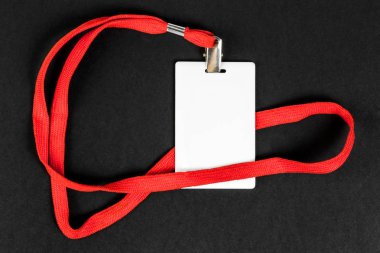 Boş kartı kimliği / simgesi portakal ile kemer üzerinde siyah bir arka plan. Metin için yer.