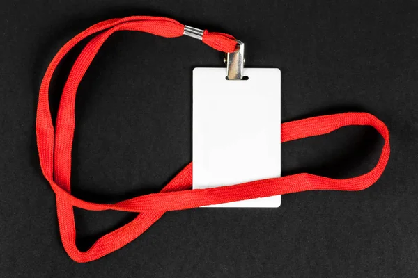 Boş kartı kimliği / simgesi portakal ile kemer üzerinde siyah bir arka plan. Metin için yer.