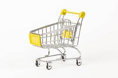 beyaz zemin üzerinde alışveriş arabası