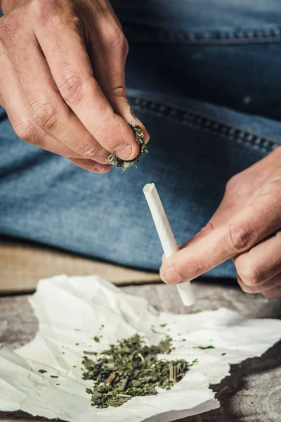 Drogadicto Hace Cigarrillo Con Marihuana Concepto Abuso Tráfico Drogas —  Fotos de Stock
