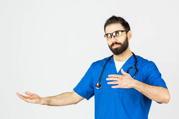 Gözlüklü Bir Doktor Bir Şeye Işaret Ediyor Beyaz Arka Planda — Stok fotoğraf