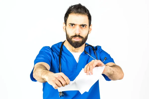 Porträt eines männlichen Arztes, der Papier zerreißt und zerreißt. Schlechtes Wetter — Stockfoto