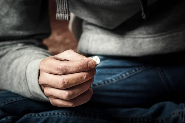 Un hombre es un drogadicto que consume drogas. El concepto de antidrogas —  Fotos de Stock