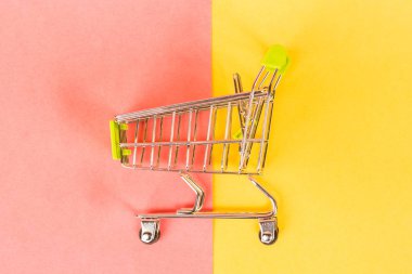 renkli bir arka plan üzerinde alışveriş sepeti
