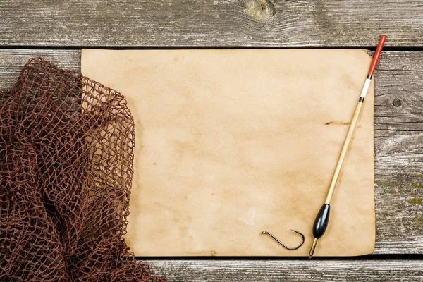 Gamla papper, fiske net och fiske flöte, krokar på en trä tabl — Stockfoto
