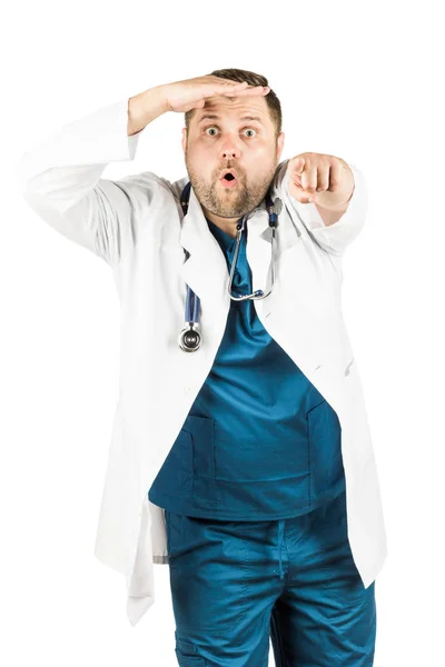 Ein Arzt Schaut Erstaunt Und Zeigt Mit Der Hand Isoliert — Stockfoto