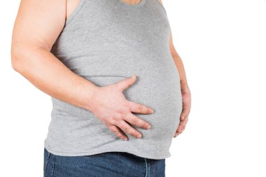 Fazla kilo olan kişi. Beyaz arka plan üzerinde izole