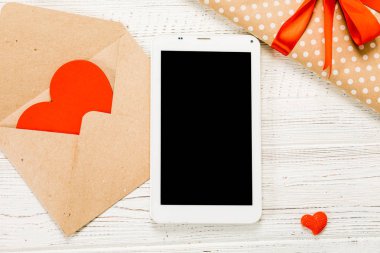 Dijital tablet hediyeler ve ahşap masa kalpler ile. Üzerinden görüntülemek 