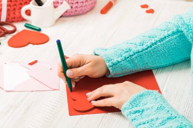 Sevgililer Günü teması. Kalp pap dışarı kesilmiş eller