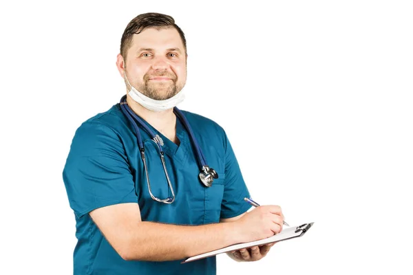 Manlig läkare med stetoskop skriva om klippborden meddelande eller boa — Stockfoto